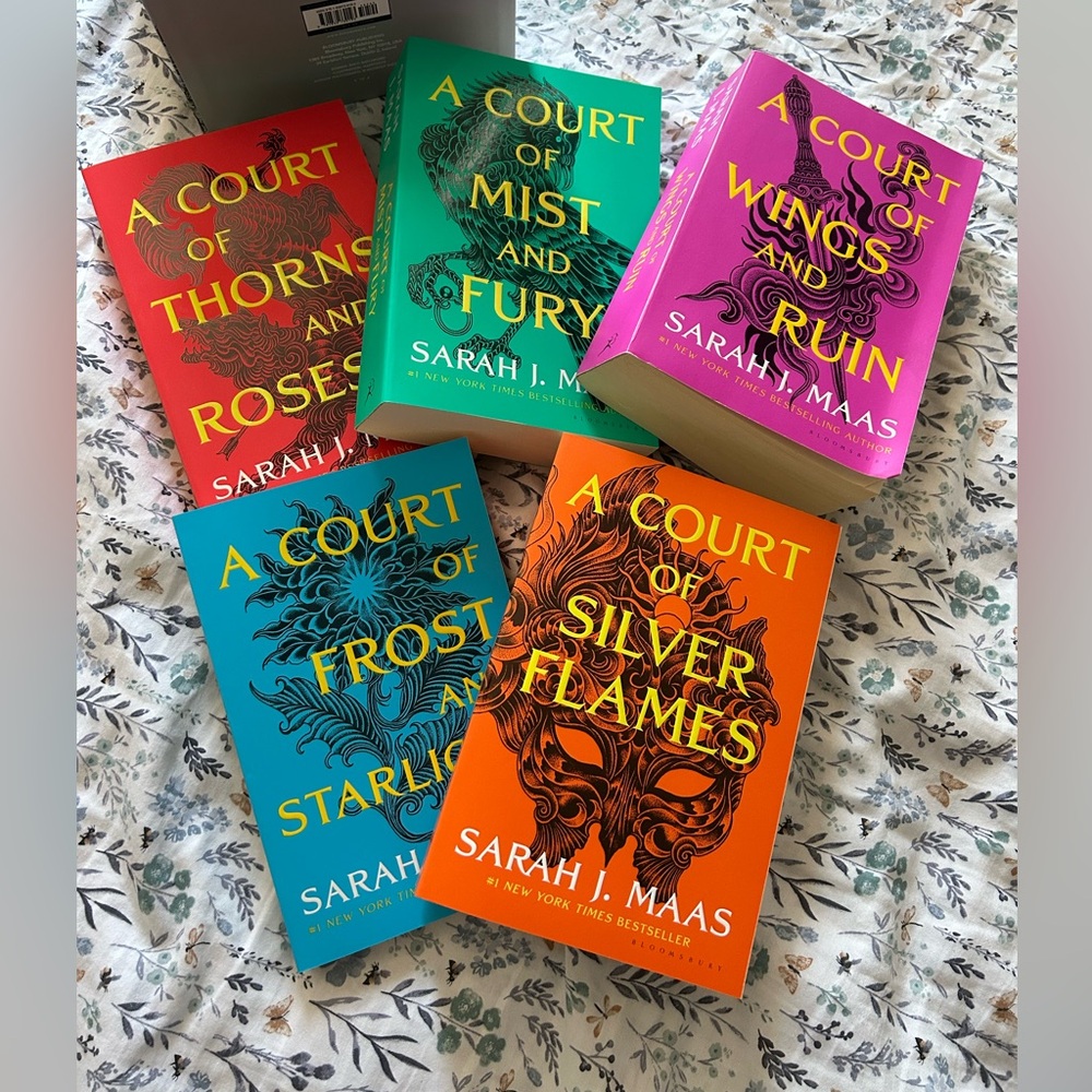 A Court of Thorns and Roses box set